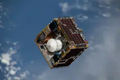 Спътникът RemoveDEBRIS при изстрелването му от МКС