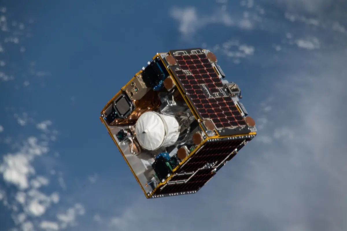 Спътникът RemoveDEBRIS при изстрелването му от МКС