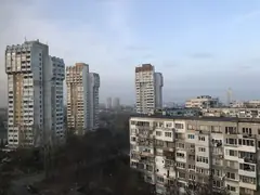 Изсъхнала напукана почва на поле през горещо лято, пример за щетите от суша и жега